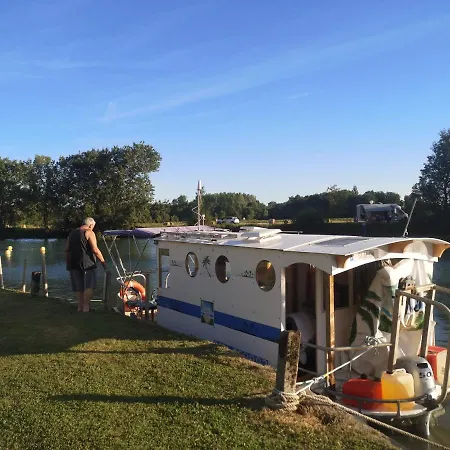 Belle Riviere مكان تخييم *