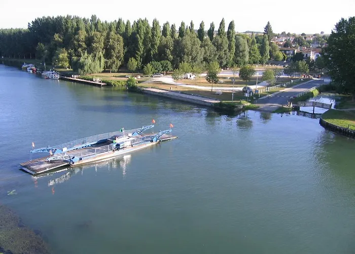 Belle Riviere مكان تخييم *