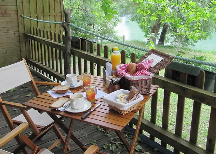 مكان تخييم Belle Riviere Chaniers