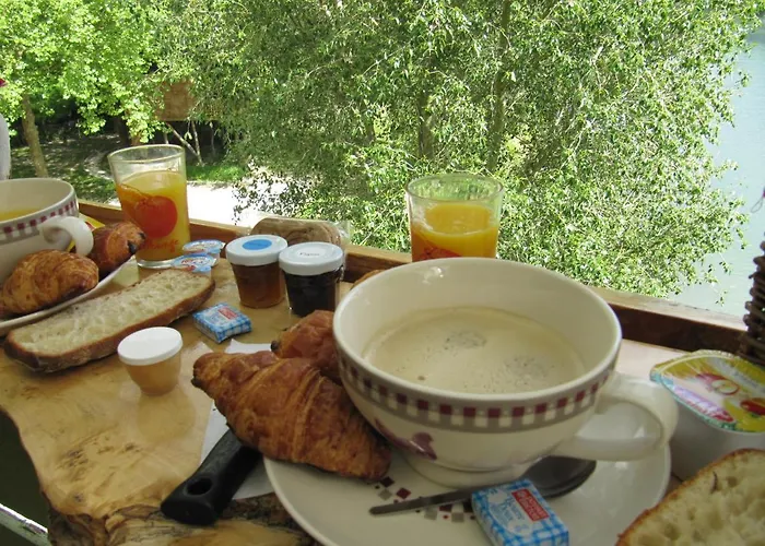 مكان تخييم Belle Riviere Chaniers