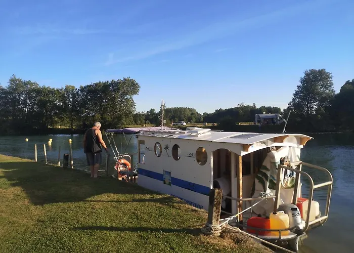 Belle Riviere مكان تخييم *