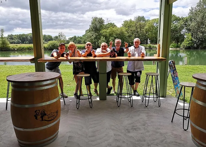 Belle Riviere مكان تخييم Chaniers