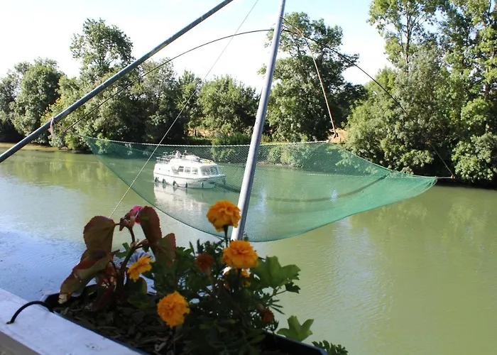 مكان تخييم Belle Riviere Chaniers