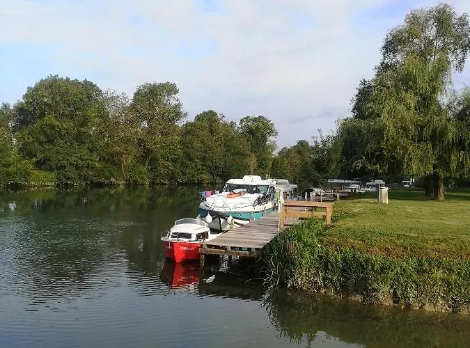 Belle Riviere مكان تخييم Chaniers