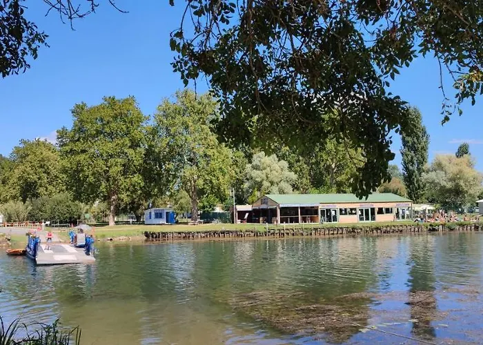 Belle Riviere مكان تخييم