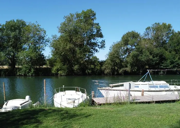 مكان تخييم Belle Riviere Chaniers